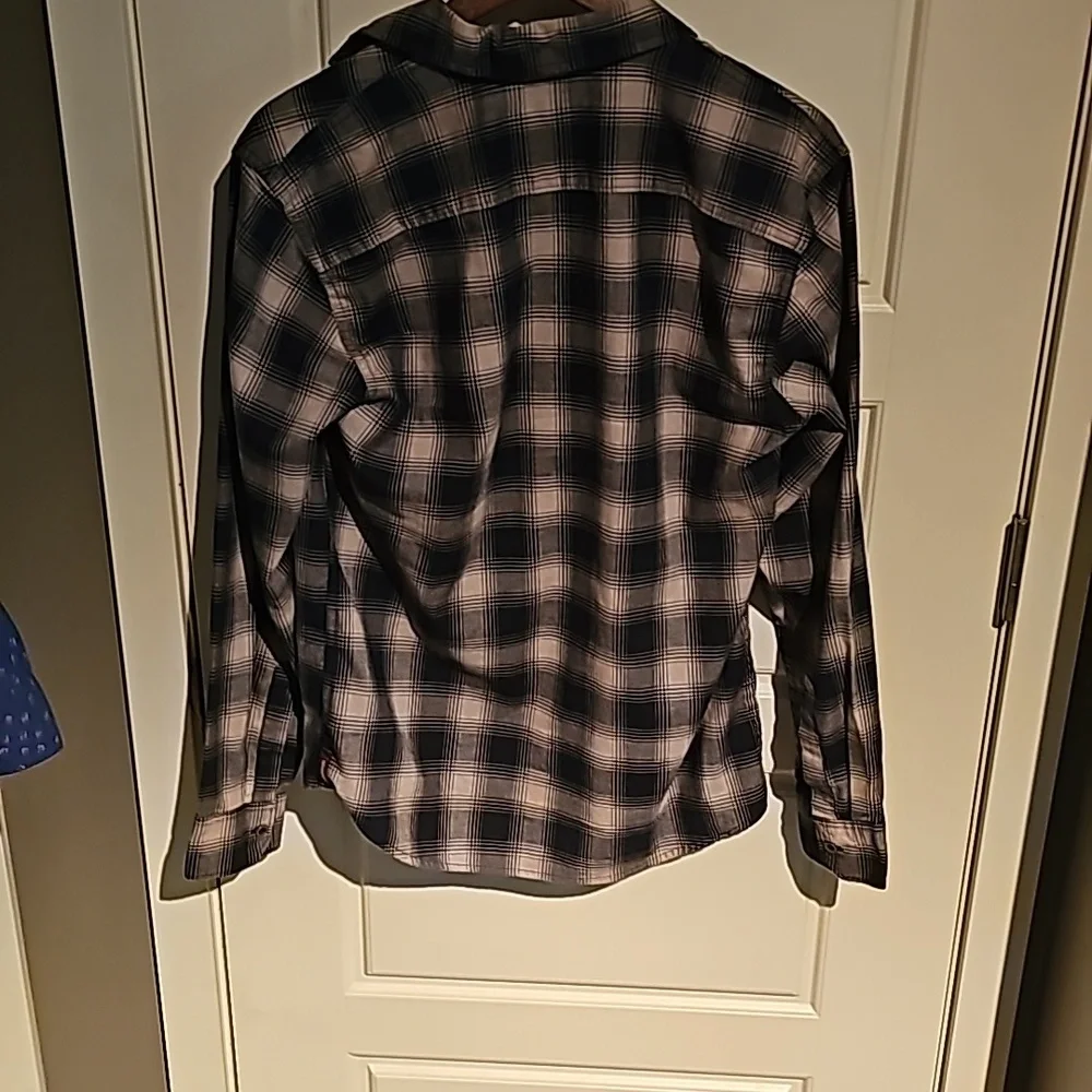 Wrangler Men's long sleeve button-up Navy and sand plaid. In like new condition - Picture 5 of 6